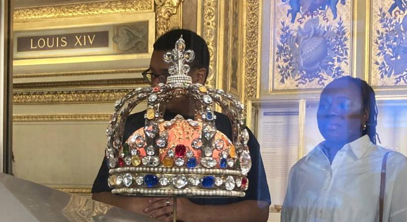 Arcátlan rablás a Louvre-ban: fényes nappal vitték el Franciaország koronaékszereit