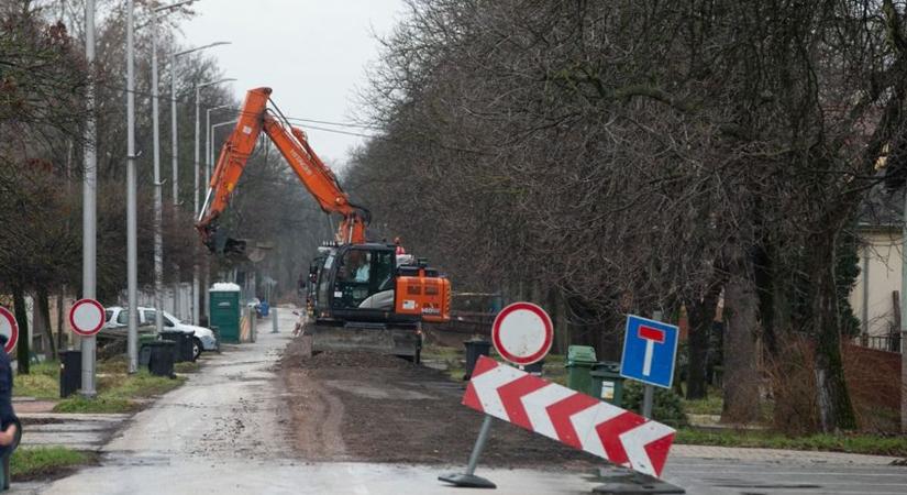 Zajlik a munka Mohács belvárosában, újabb helyeken is korlátozzák a forgalmat