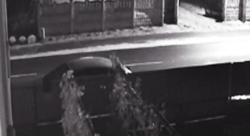 Kerítésnek csapódott egy részeg sofőr Szabolcsban – videón a baleset