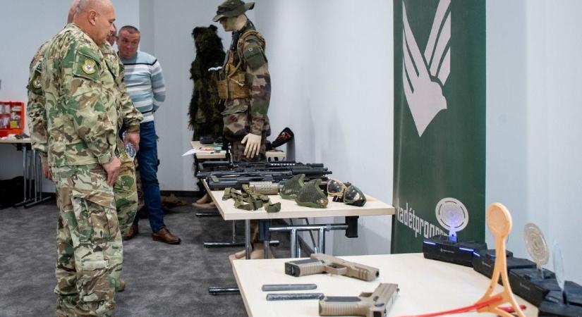 A program célja, hogy hivatásos, szerződéses és tartalékos katonákat neveljenek