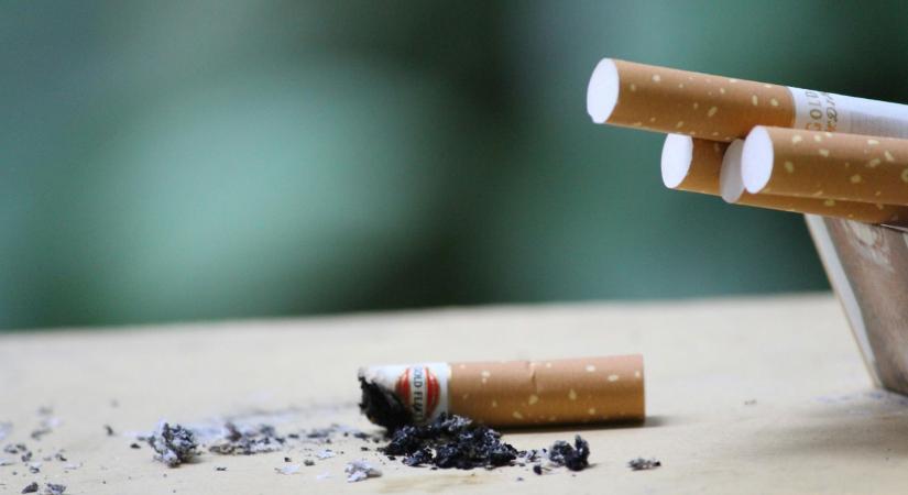 Szigorítanak az EU-ban: Egy kalap alá vennék a hagyományos cigarettát és az új típusú nikotintermékeket
