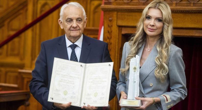 A TV2 hírigazgatójának tízmilliós Birkin táskájáról posztolt Hadházy Ákos