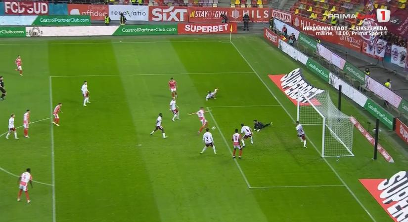 Ilyet sem gyakran látni: sarokkal mentett a gólvonalon álló futballista