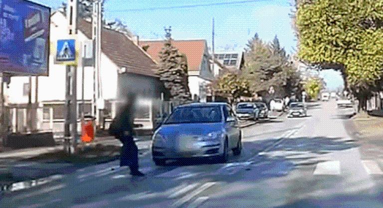 Sokkoló felvétel: fékezés nélkül gázolta el a 67 éves sofőr a zebrán áthaladó gyalogost Fóton