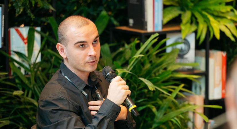 Nem érti a magyarok siránkozását és önutálatát a szerbiai influenszer, akit majdnem megvertek Kárpátia-pólójáért