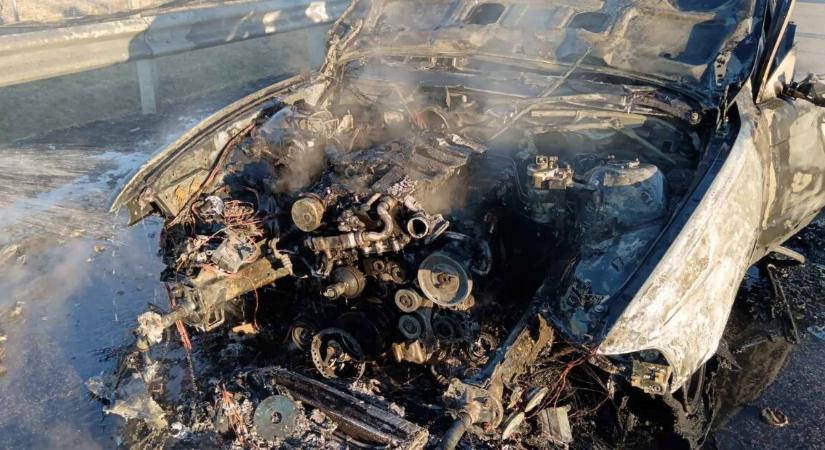 Menet közben kapott lángra egy BMW az M4-esen, végül teljesen kiégett (fotók)