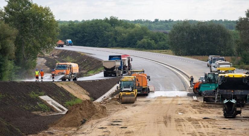 Magyarország új gyorsforgalmi útja: hamarosan leáll az építkezés, de nagyon szorít a határidő, erőltetett menetbe kapcsol a kivitelező – videó