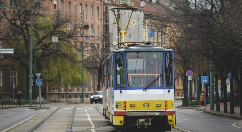 Vádat emeltek a férfi ellen, aki felfegyverkezve támadta meg az egyik ott várakozó nőt