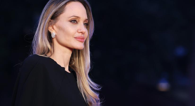 Az 50 éves Angelina Jolie pucér hátát és hatalmas tetoválásait is megmutatta új filmje római premierjén
