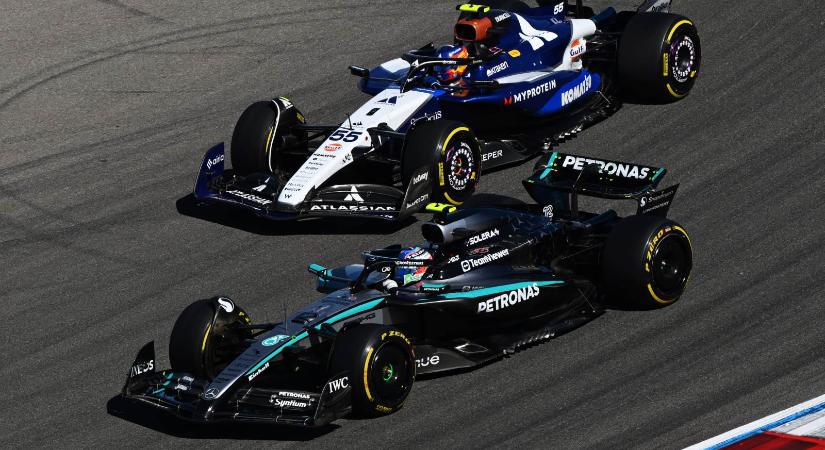Rajtbüntetést ért Sainz elbaltázott előzése