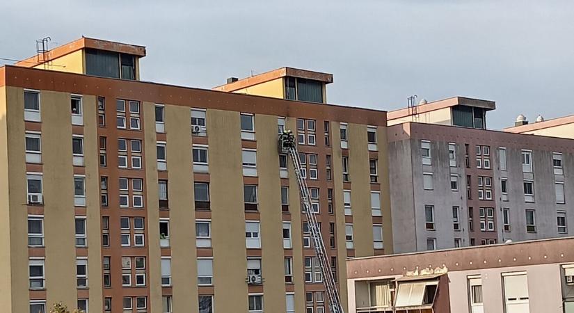 Az ablakon törtek be a tűzoltók a tizedikre Pécsen – utánajártunk (FOTÓVIDEÓ)