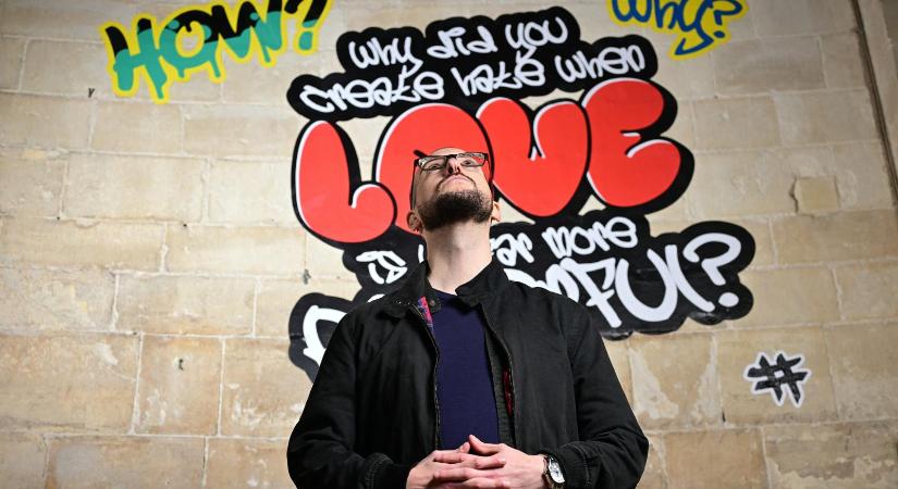 Canterbury-i kérdések az Úrhoz: Vance és Musk is kiakadt a katedrálist díszítő graffitiken