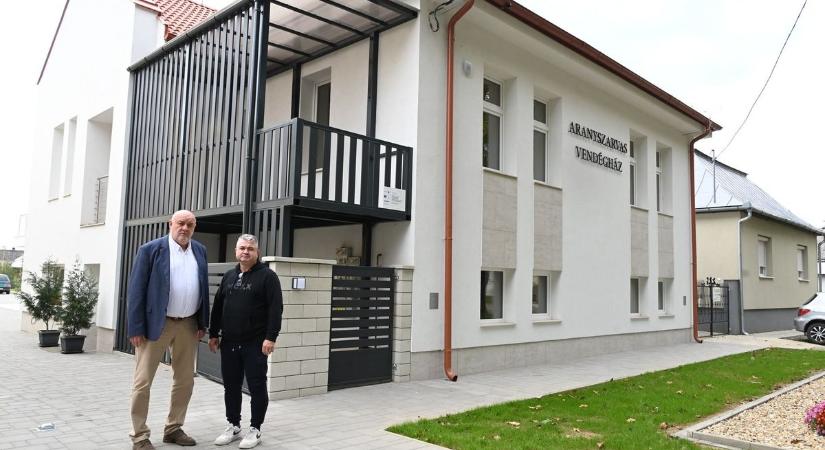 Újabb turisztikai fejlesztés a szabolcsi településen – csodálatos vendégház várja a pihenni vágyókat (videó)