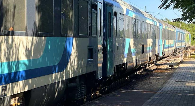 Nagy baj a MÁV-nál: a győri vonalon keletkezett elektromos tűzet zárlat okozta, hétfőn még biztosan nem áll helyre a vasúti közlekedés