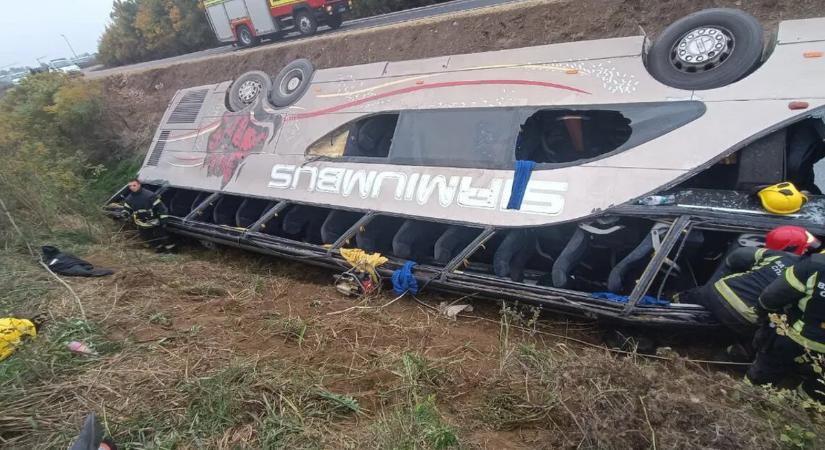 Megrázó baleset: felborult a busz, három ember meghalt Szávaszentdemeter közelében