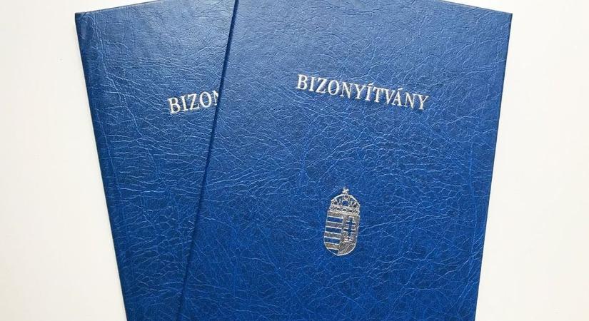 Hamis bizonyítványokat készítettek Győrben