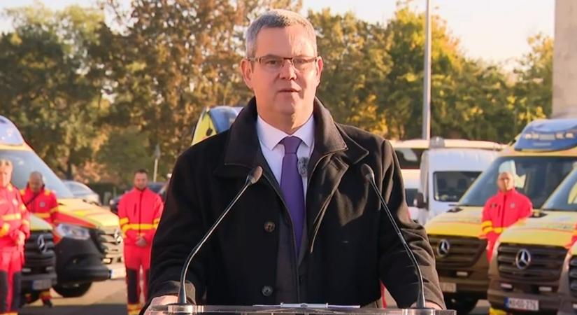 Takács Péter bejelentette, hogy új mentőautókat vásárol az OMSZ