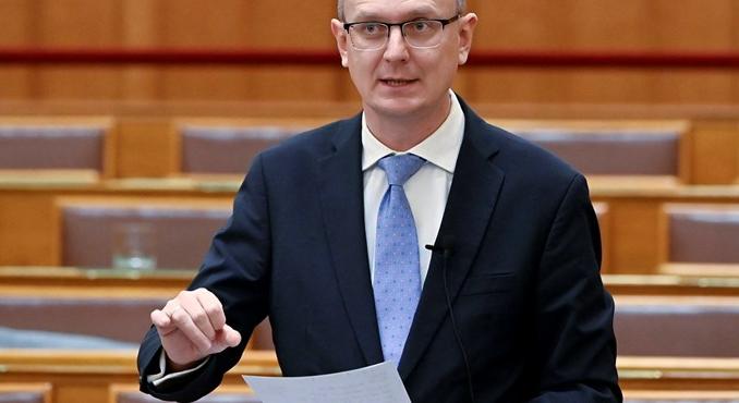 A kormányzati kommunikáció szerint 830 ezer a pedagógusok átlagbére