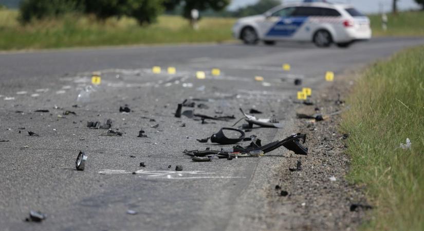 Két motoros is megsérült egy súlyos balesetben Siófoknál, szabadnapos tűzoltó mentette meg őket