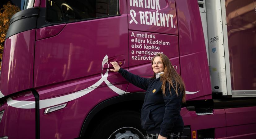 Rózsaszín kamionok tartják mozgásban a reményt