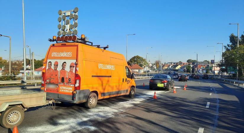Kifolyt üzemanyag Nyíregyházán – órákon át vesztegelt egy autó a forgalmas útszakaszon (fotók)