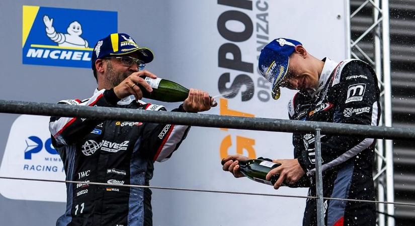 Hatalmas autósport-történeti siker! Révész Levente bajnok lett, apa és fia együtt örült a futam után (videóval)