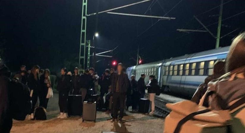 Mennyit várnak az utasok a győri vasútállomáson? - Leállások, jelentős késések a győri fővonalon