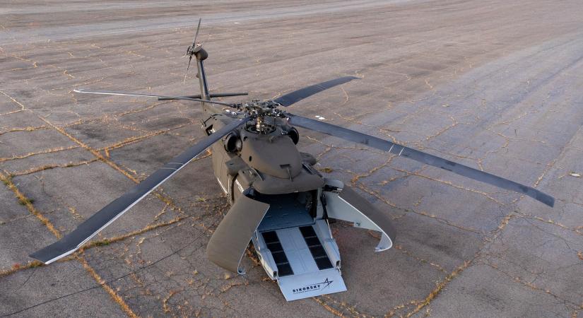 Pilótafülke? Nem is kell a robotizált Black Hawk helikopterbe!
