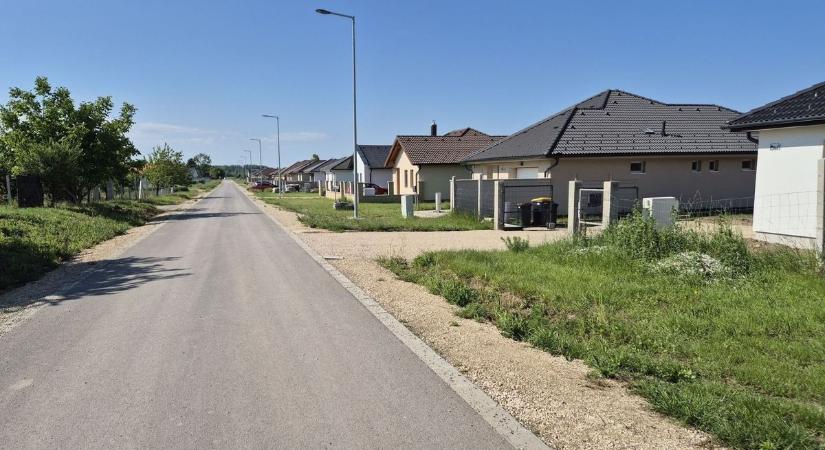 Két nyertes pályázat: megszépül a hivatal és lesz járda is Mosonszentmiklóson