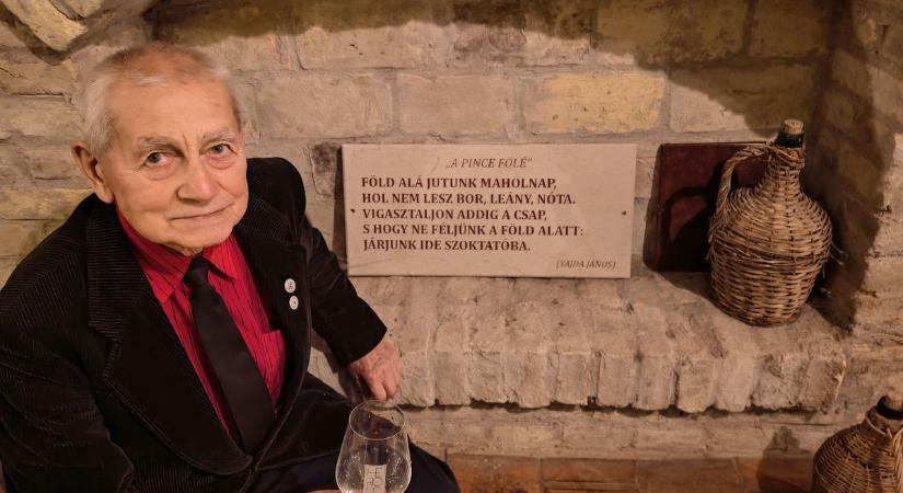 A pannonhalmi pincészet figyelemfelhívása - fotó