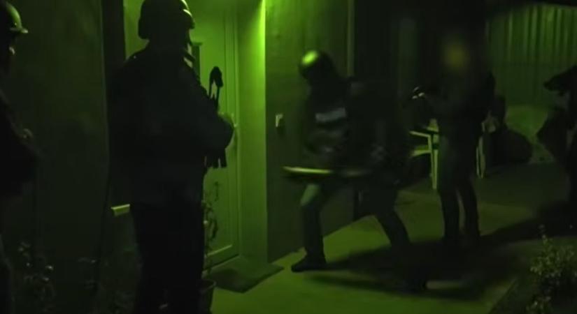 Kommandós akció Nyíregyházán! Videón a hajnali rajtaütés, amire egy bűnöző sincs felkészülve (fotókkal és videóval)