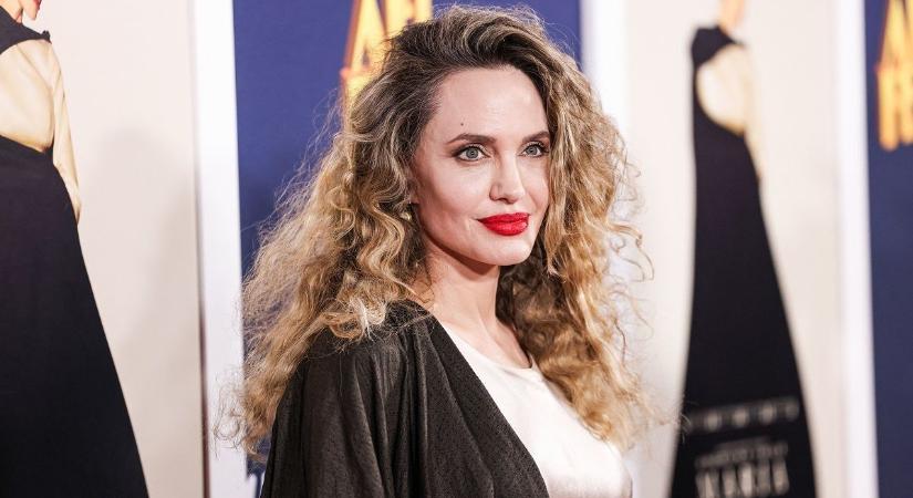 Angelina Jolie merész ruhában jelent meg a vörös szőnyegen