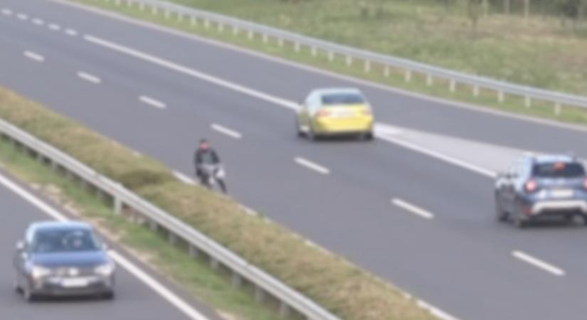 Forgalommal szemben biciklizett az M30-as autóúton egy férfi
