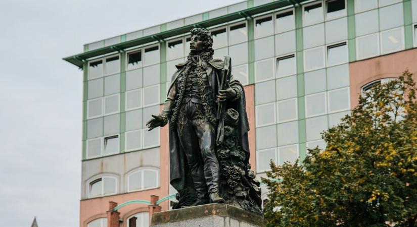 Debrecen diákhagyományait eleveníti meg a különleges városi séta