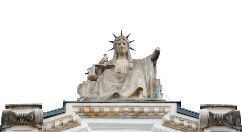Se kar, se kard: letört Justitia keze a kaposvári bíróság épületén – le kellett zárni az utcát