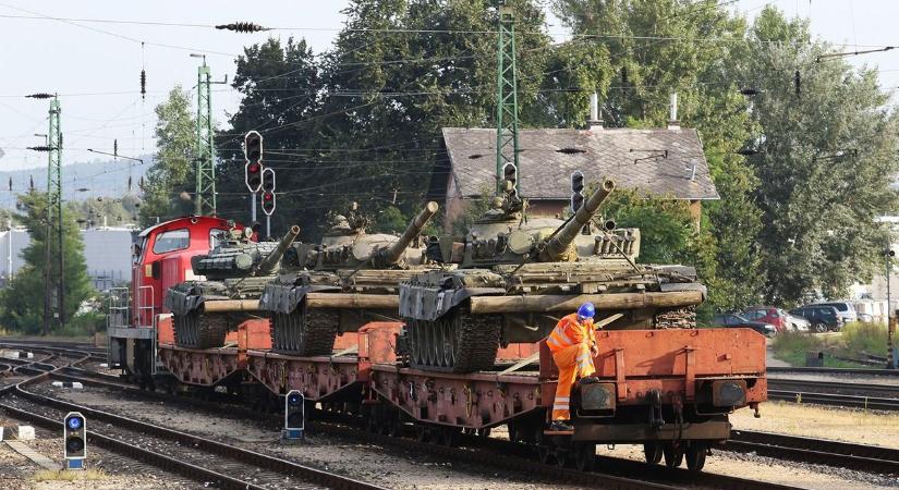 Elindult a művelet, több ezer katonát rendeltek a szomszédba – megszólalt a vezérkar: Magyarország kimarad, csak átvonulnak rajta