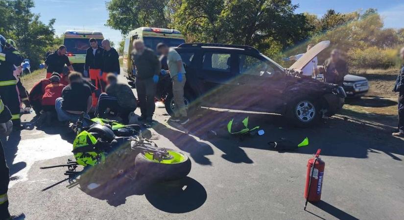 Megdöbbentő fotók érkeztek a halálos kengyeli motorbaleset helyszínéről – galériával