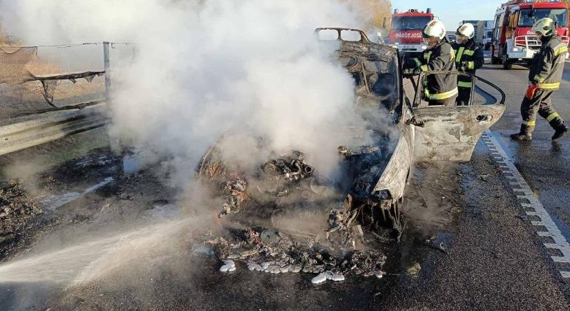 Kilométerekről látszott a füstfelhő, szénné égett egy autó az M4-esen – galériával