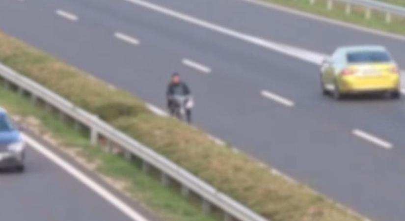 Olyat vett fel a kamera az autópályán, hogy nem hiszed el! Ez lesz a biciklis második születésnapja (videó)