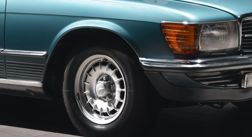 43 év után került elő ez a Mercedes, a gyár is szeretné megkaparintani