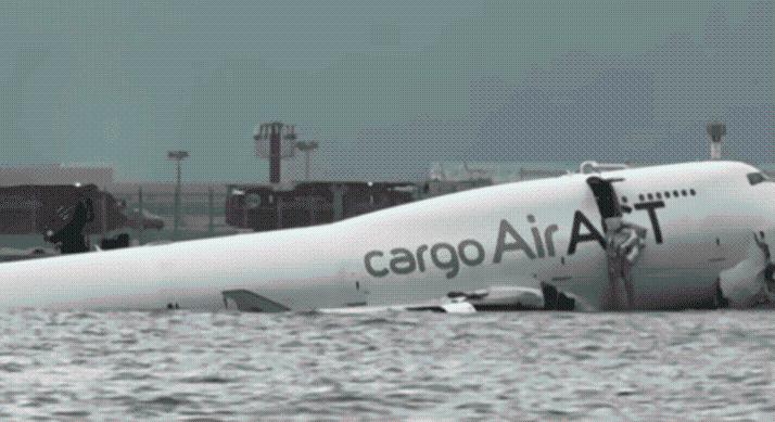 Újabb Boeing-baleset – Autóval ütközött a repülőgép, ketten meghaltak