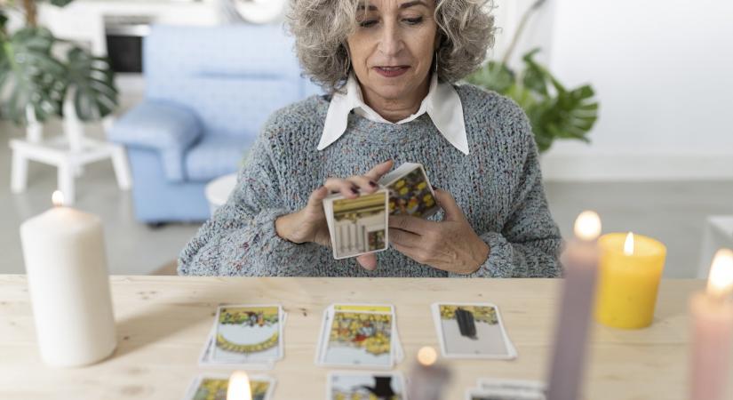 Ez jósolja a tarot a hétre: új kezdetek, tisztulás és váratlan felismerések