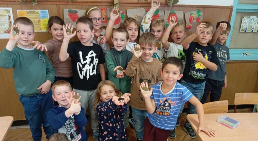 Kétnyelvű plakátokat készítettek, fogorvos is érkezett a gyerekekhez