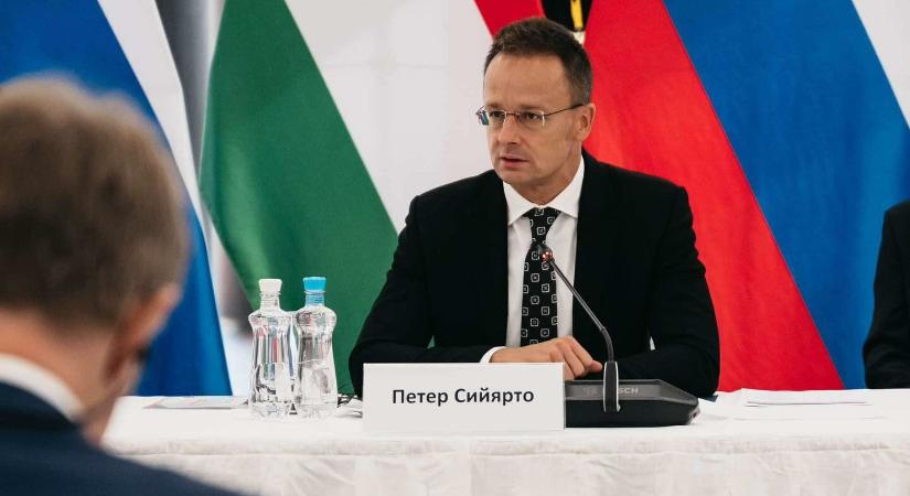 Sokadszorra jelentik be, hogy mindjárt öntik az első betont Pakson