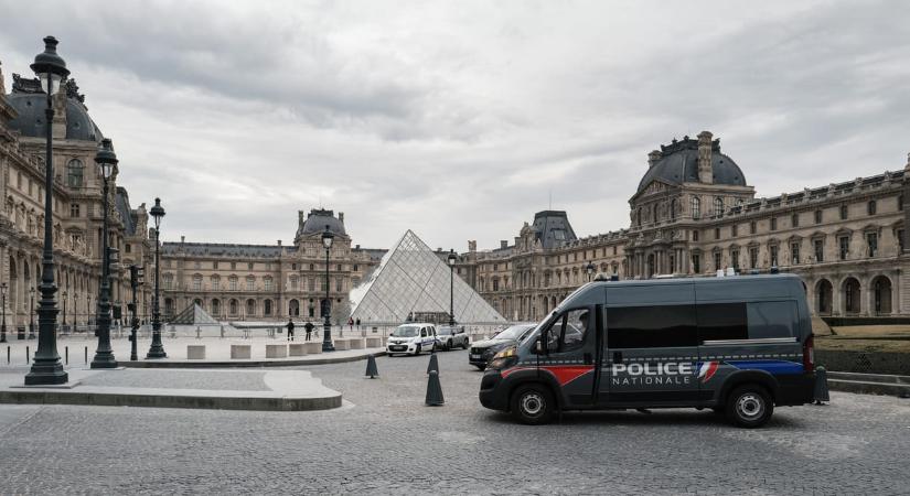 Sarokcsiszolóval fenyegették a dolgozókat és vágták fel a vitrineket – minden, amit a Louvre-beli ékszerrablásról tudni lehet