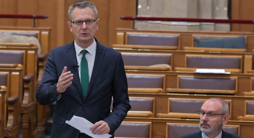 „A Fidesz a felelős a bántalmazások miatt” – Szabó Tímea és Rétvári Bence a parlamentben vitázott arról, kinek a felelőssége a Szőlő utcai botrány