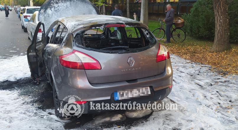 Parkoló autó gyulladt ki a Jókai utcában