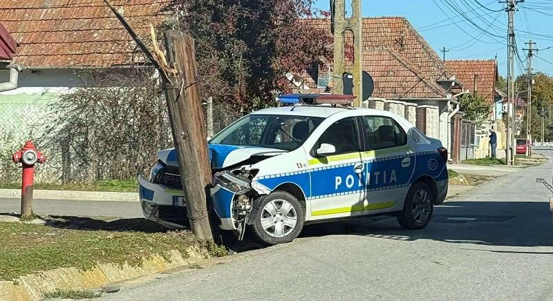 Oszlopnak ütközött a rendőrautó