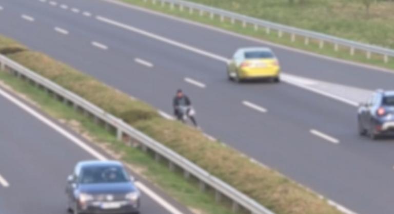 Forgalommal szemben biciklizett egy férfi az M30-ason