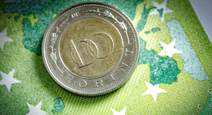 Forint árfolyam: minimális erősödés, mindenki a keddet várja – a jegybankelnök szavai sem mozdították el a stabilitást